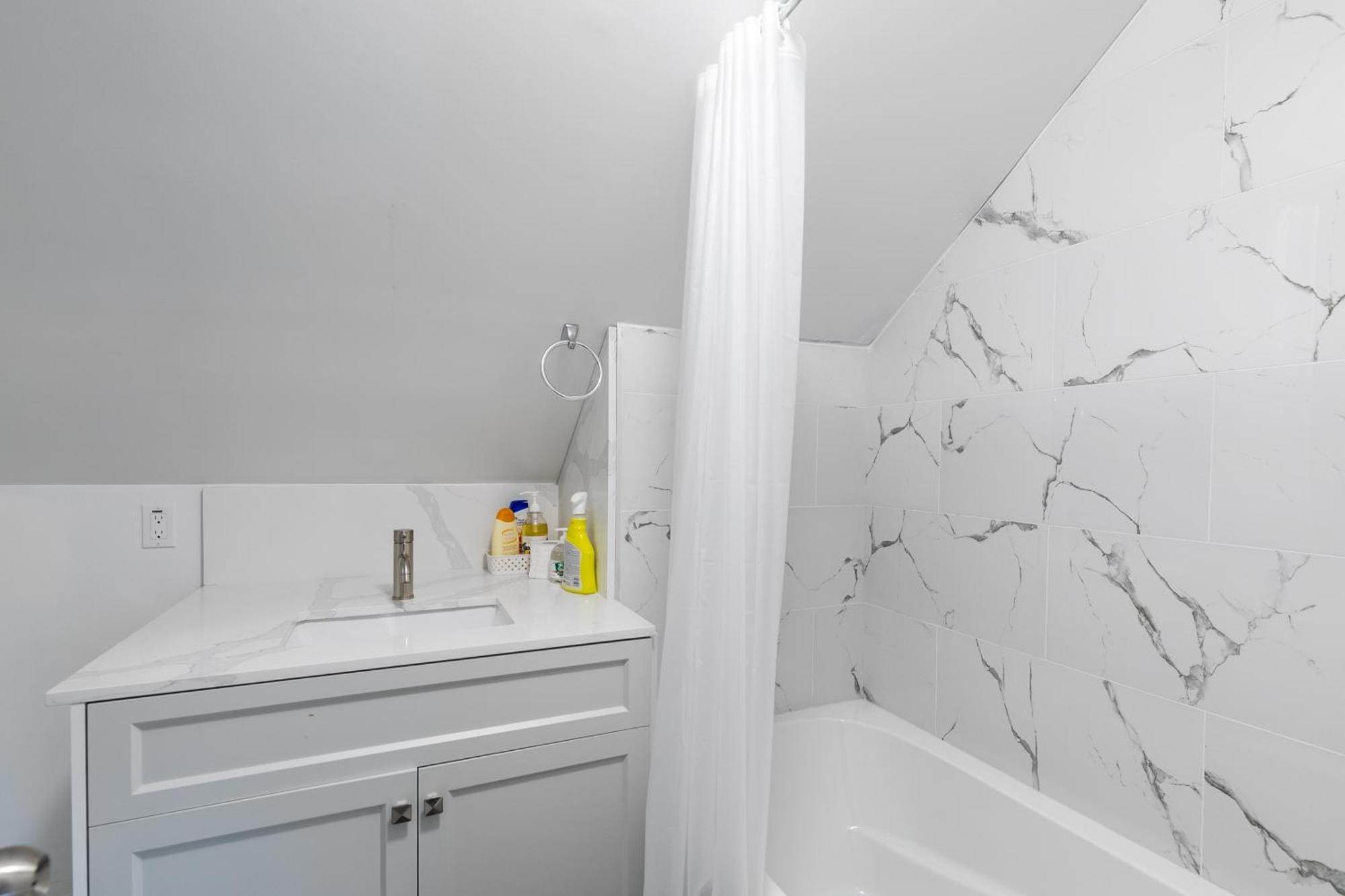 Beautiful Renovated Home 3 Mins Drive To Fall Niagara Falls Exterior photo
